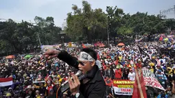 Massa Front Nelayan Bersatu berorasi menolak Peraturan Menteri tentang larangan penggunaan cantrang, atau jenis trawl yang telah dimodifikasi untuk menangkap ikan di depan kantor KKP, Jakarta, Kamis (26/2/2015). (Liputan6.com/Faizal Fanani)