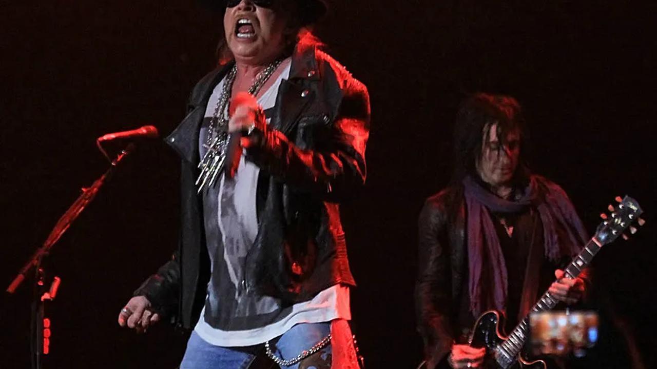 Aksi Guns N Roses Foto: Bambang E Ros