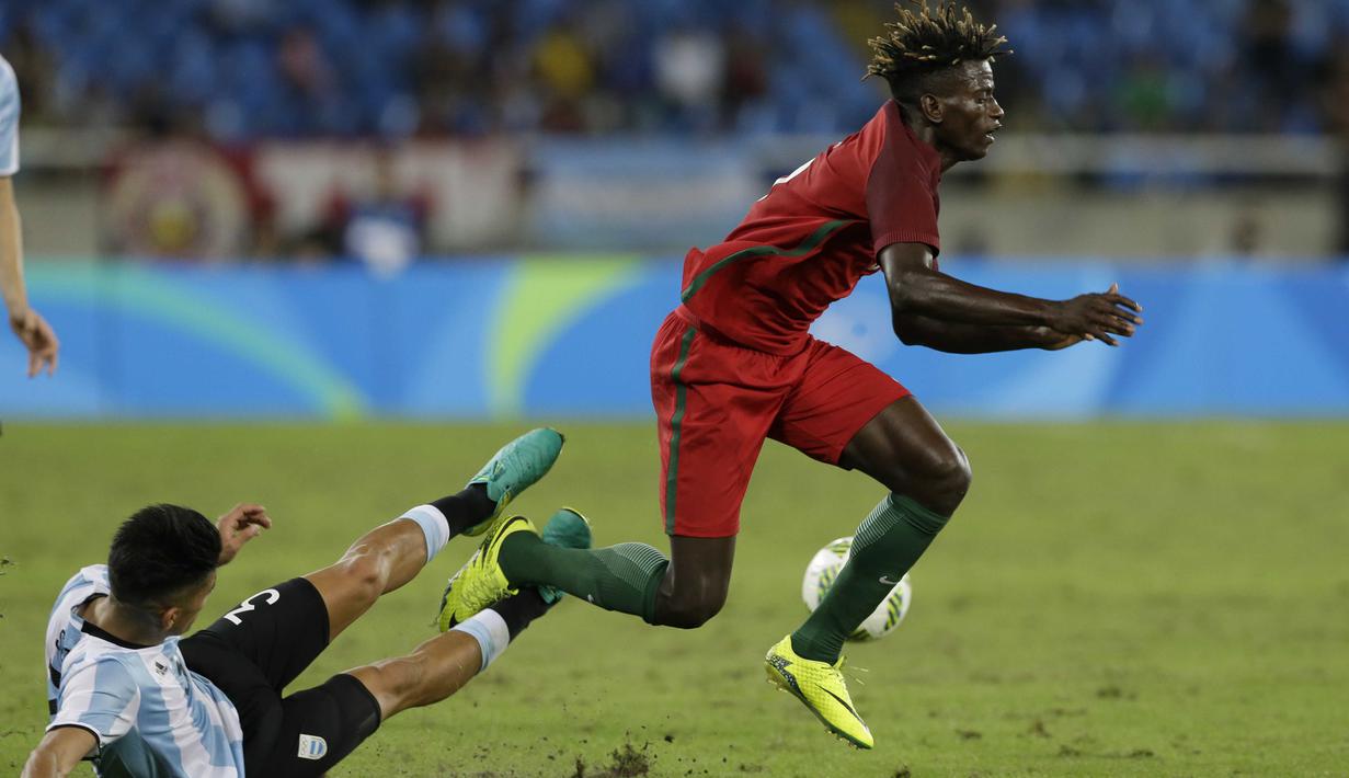 Pemain Portugal,  Edgar Le dihadang pemain Argentina, Alexis Soto pada laga grup D Olimpiade Rio 2016 di Olympic Stadium, Rio de Janeiro, (5/82016) dini hari WIB. (AP Photo/Leo Correa)