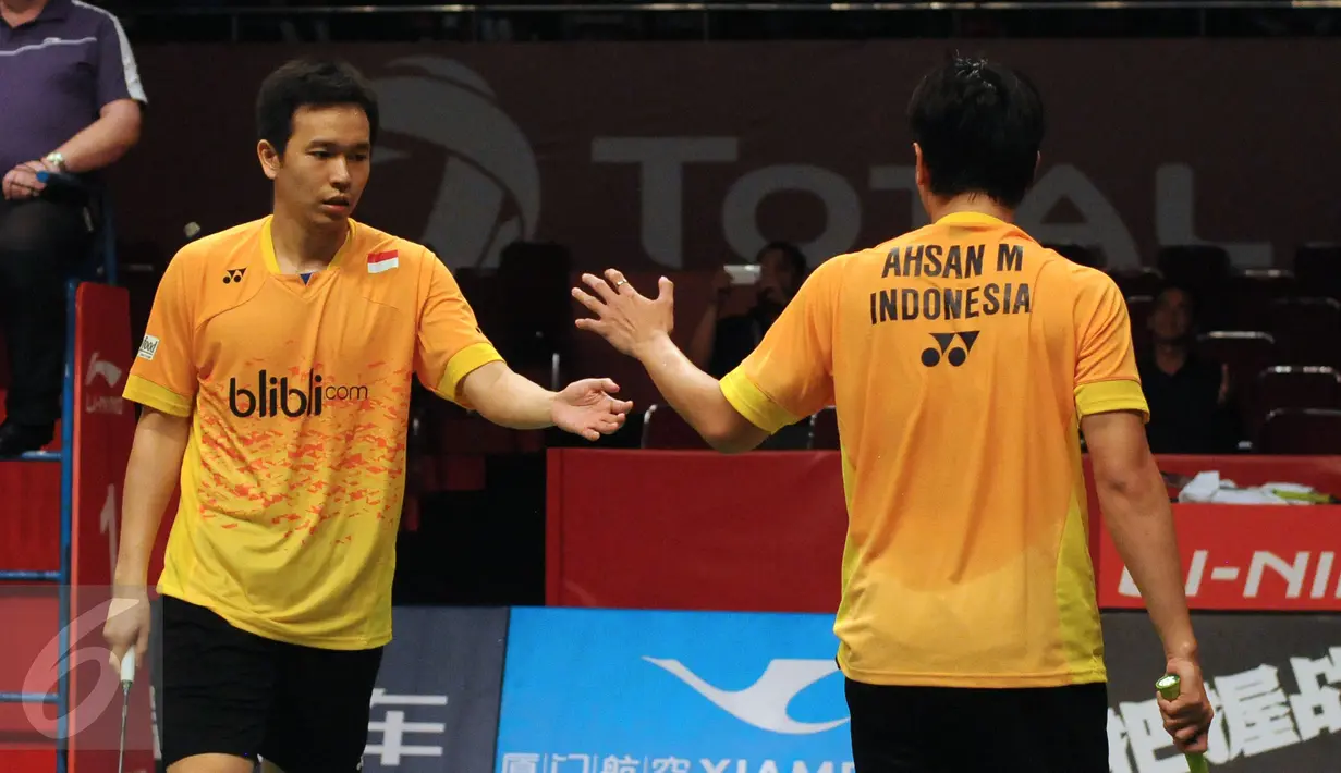 Ganda putra Indonesia, M Ahsan/Hendra Setiawanbersalaman saat melawan Marcus Ellis/Chris Langridge (Inggris) di Total BWF World Championships 2015 di Jakarta, Jumat (14/8/2015). Ahsan/Hendra unggul 21-16 22-20. (Liputan6.com/Helmi Fithriansyah)