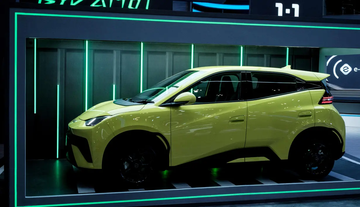 GIIAS tahun 2025 menghadirkan puluhan merek kendaraan global dan teknologi otomotif terkini. Tampak dalam foto, BYD Atto 1 yang dipamerkan dalam ajang Gaikindo Indonesia International Auto Show (GIIAS) ke-32 di Indonesia Convention Exhibition (ICE) di Tangerang, Banten, 23 Juli 2025. (Yasuyoshi CHIBA/AFP)
