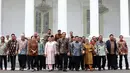 Presiden Joko Widodo bersama Ibu Iriana Joko Widodo dan Wapres Jusuf Kalla bersama Ibu Mufidah Jusuf Kalla dan sejumlah Menteri Kabinet Kerja Periode 2014-2019 usai foto bersama saat acara perpisahan di Istana Negara, Jakarta, Jumat (18/10/2019). (Istimewa)