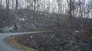 Kebakaran hutan di Pilot Mountain State Park menyebabkan kerusakan lebih dari 1.000 hektar di Pinnacle, North Carolina, AS (30/11/2021). Kebakaran yang dilaporkan telah dimulai Sabtu malam, telah membakar lebih dari 500 hektar pada Senin malam.  (Allison Lee Isley/The Winston-Salem Journal via AP)