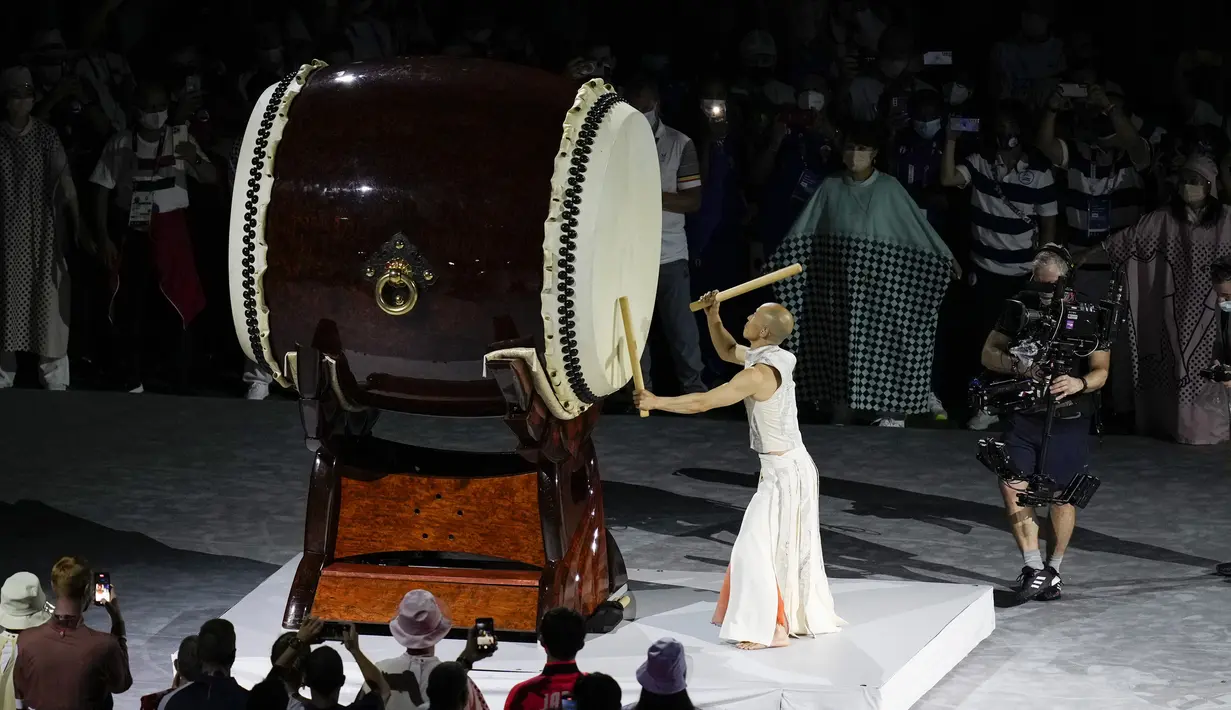 Seorang penampil memainkan genderang tradisional Jepang yaitu Taiko saat upacara penutupan Olimpiade Tokyo 2020 di Stadion Olimpiade, Tokyo, Jepang, Minggu (8/8/2021). Olimpiade Tokyo 2020 resmi ditutup. (AP Photo/Vincent Thian)