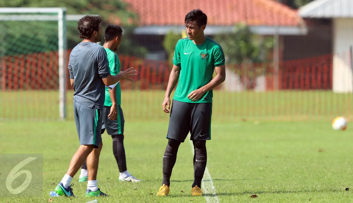 Pemain Timnas Indonesia, Hanif Sjahbandi (kanan) menyimak arahan pelatih Luis Milla Aspas jelang laga uji coba melawan Persita di Lapangan SPH Karawaci, Tangerang, Selasa (25/4). Timnas Indonesia U-22 unggul 2-1. (Liputan6.com/Helmi Fithriansyah)