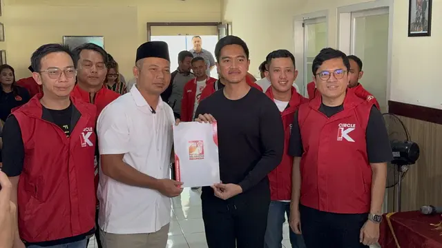 Kaesang Serahkan Surat Tugas ke Adik Kanjung Eks Ajudan Jokowi