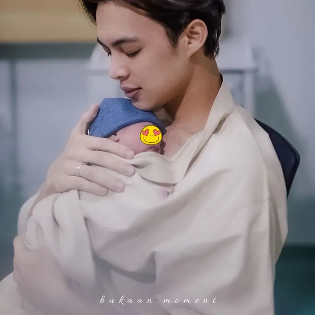 Rilis Lagu Untuk Anak, Ini 6 Momen Hangat Rey Mbayang saat Peluk Buah Hatinya