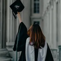Dukungan suami dalam pendidikan istri. (Foto: Unsplash/Albert Vincent Wu)
