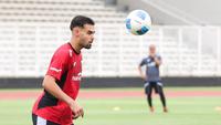 Jens Raven saat mengikuti latihan bersama Timnas Indonesia U-22 di Stadion Madya, Senayan, Jakarta, Rabu (26/11/2025).