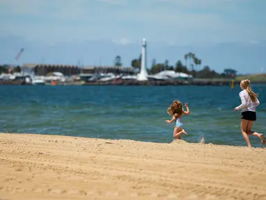 Warga mengunjungi Pantai St Kilda di Melbourne, Australia, pada 9 Desember 2020. Kehidupan pantai kembali terlihat setelah Melbourne mengakhiri masa pemberlakuan lockdown COVID-19 pada November lalu, yang berlangsung selama hampir empat bulan. (Xinhua/Hu Jingchen)