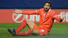 Kapten Fiorentina, Davide Astori, meninggal dunia dalam usia 31 tahun, di Udine, pada Minggu (4/3/2018) waktu setempat. (AFP/Michal Cizek)