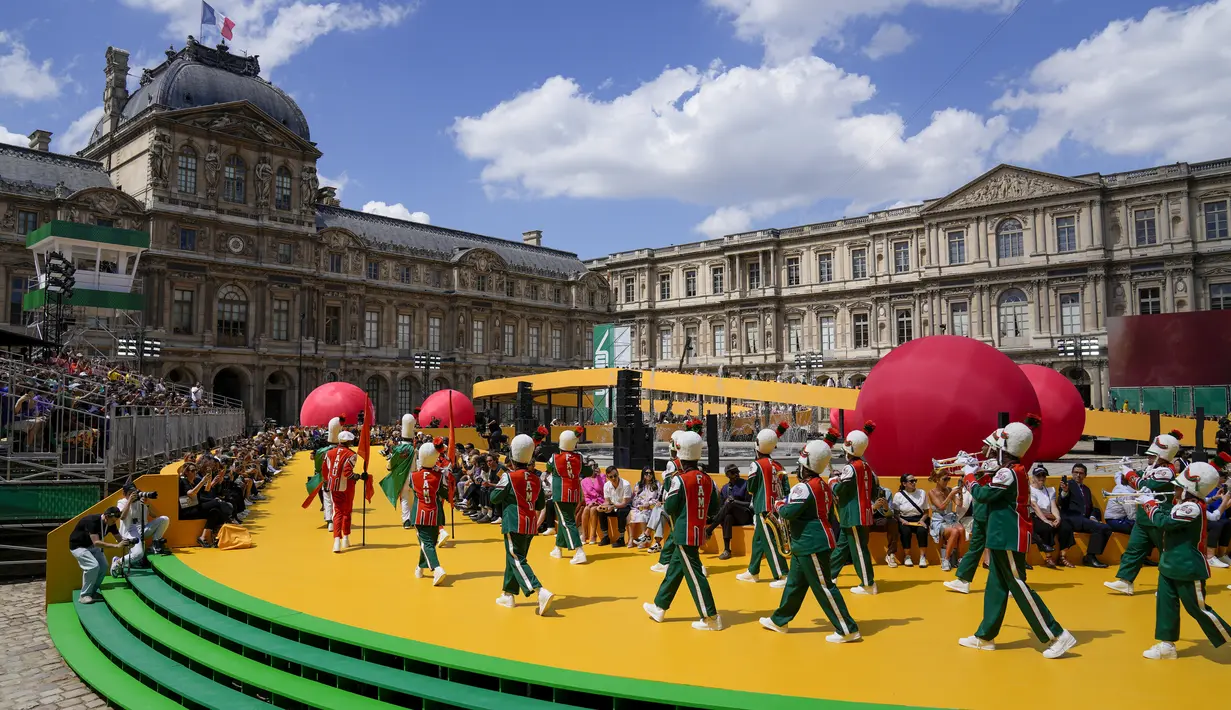 Marching band tampil sebagai bagian dari koleksi Musim Semi Musim Panas 2023 pria Louis Vuitton di Paris, Prancis, Kamis (23/6/2022). Rumah mode yang berbasis di Paris ini memamerkan koleksi pria Musim Semi 2023 yang mengambil inspirasi dari sifat imajinasi yang menyenangkan dan visi kreatif mendiang Virgil Abloh. (AP Photo/Francois Mori)
