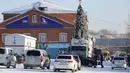 Petugas polisi berjaga di dekat gedung administrasi tambang batu bara Listvyazhnaya, dekat kota Belovo di wilayah pertambangan Kemerovo (26/11/2021). Lebih dari 50 orang dilaporkan tewas setelah asap memenuhi tambang batu bara Siberia. (AFP/ Rostislav Netisov)