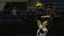 Pevoli Jakarta BNI 46, Lindsay Stalzer, melakukan servis saat melawan Bandung Bank BJB pada perebutan tempat ketiga Proliga 2019 di GOR Among Rogo, Yogyakarta, Sabtu (23/2). BNI 46 menang 3-1 atas BJB. (Bola.com/Yoppy Renato)