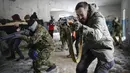 Penduduk setempat berlatih pertahanan militer di Kyiv, Ukraina (30/1/2022). Menteri Luar Negeri Sergey Lavrov juga menantang klaim NATO sebagai struktur pertahanan murni. (AP Photo/Efrem Lukatsky)