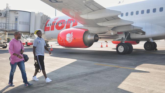 Thierry Gathuessi bersama Kayamba Gumbs ketika hendak naik pesawat untuk laga away musim 2013 silam. (Bola.com/Iwan Setiawan)
