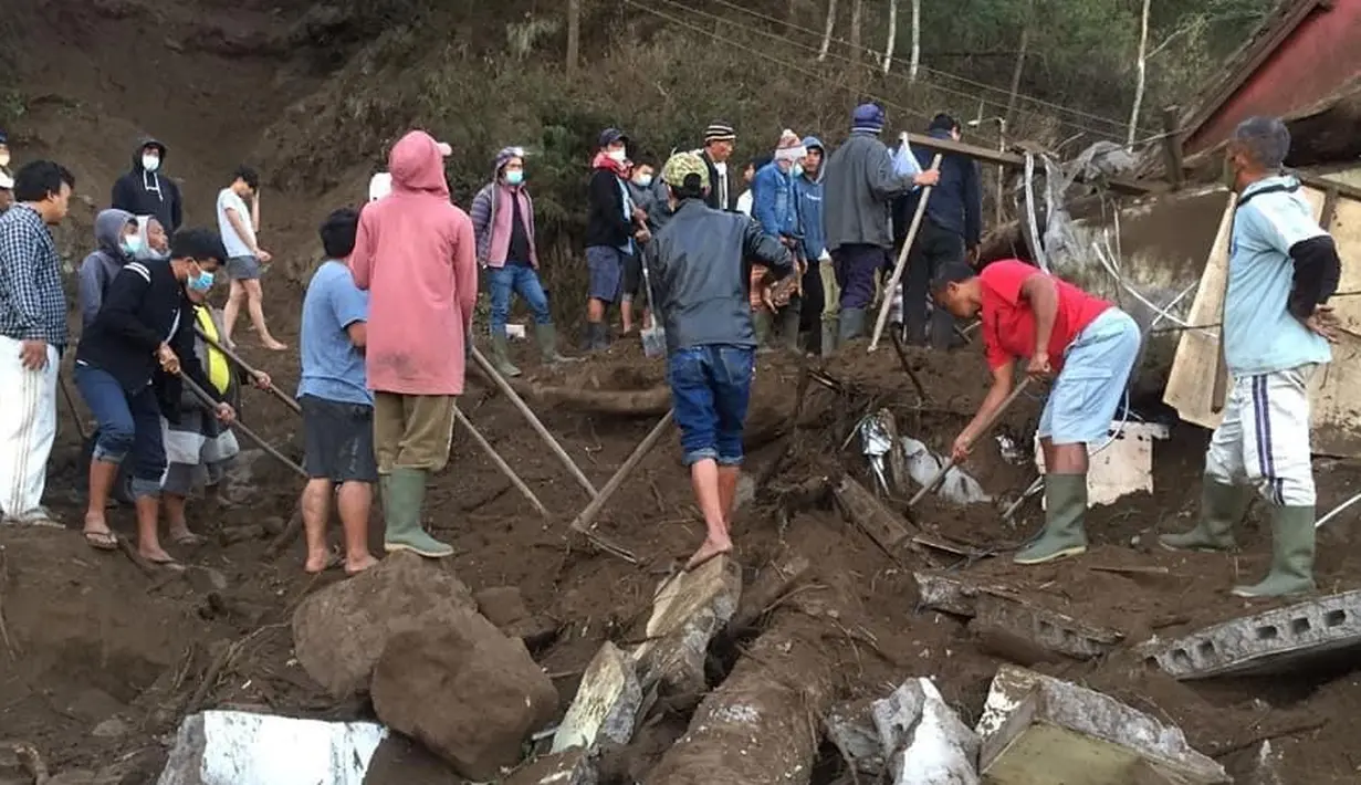 Sejumlah orang berusaha mencari korban tanah longsor yang dipicu gempa di kawasan Bali, Sabtu (16/10/2021). Beberapa orang tewas dan lainnya luka-luka saat gempa berkekuatan sedang dan gempa susulan menghantam pulau itu Sabtu dini hari. (FOTO: Dok BPBD Bali)