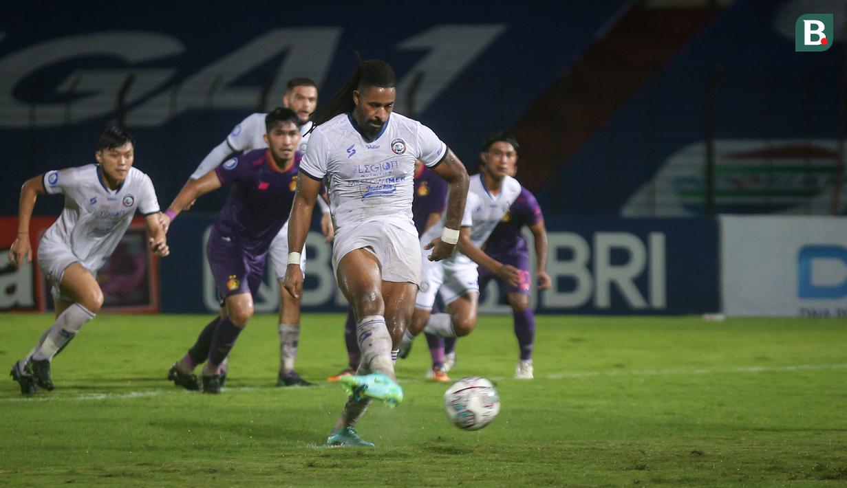 Pada menit ke-34, Arema berhasil mencetak gol balasan melalui penalti Cak Sodik alias Carlos Fortes. Penalti diberikan setelah Titofani dilanggar Dany Saputra di kotak terlarang. (Bola.com/Bagaskara Lazuardi)