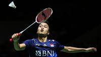 Tunggal putra Indonesia, Anthony Sinisuka Ginting saat menghadapi tunggal putra Denmark, Hans-Kristian Solberg Vittinghus pada laga babak 32 besar Kejuaraan bulu tangkis Indonesia Open 2023 di Istora Senayan, Jakarta, Rabu (14/6/2023). Anthony Sinisuka Ginting menang dua game langsung 21-8, 21-10. (Bola.com/Bagaskara Lazuardi)