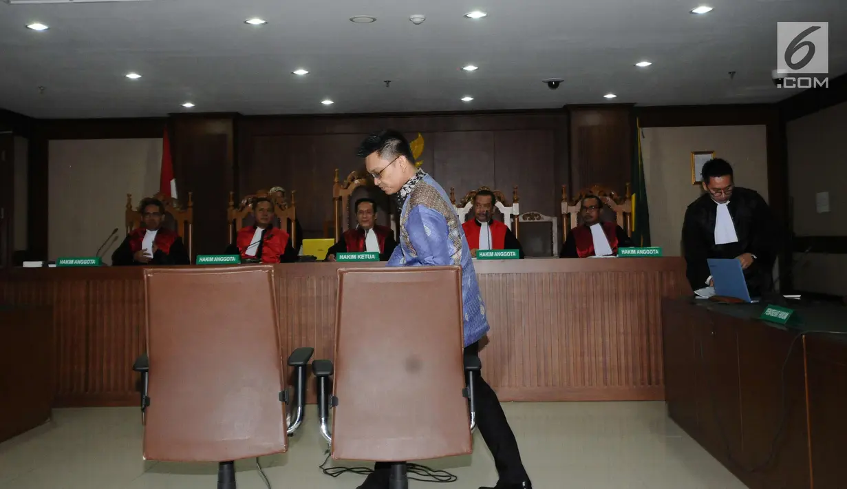 Tersangka dugaan suap terhadap Ketua Pengadilan Tinggi Manado Sudiwardono, Aditya Anugrah Moha usai menjalani sidang perdana di Pengadilan Tipikor, Jakarta, Rabu (28/2). Sidang mendengar pembacaan dakwaan JPU. (Liputan6.com/Helmi Fithriansyah)