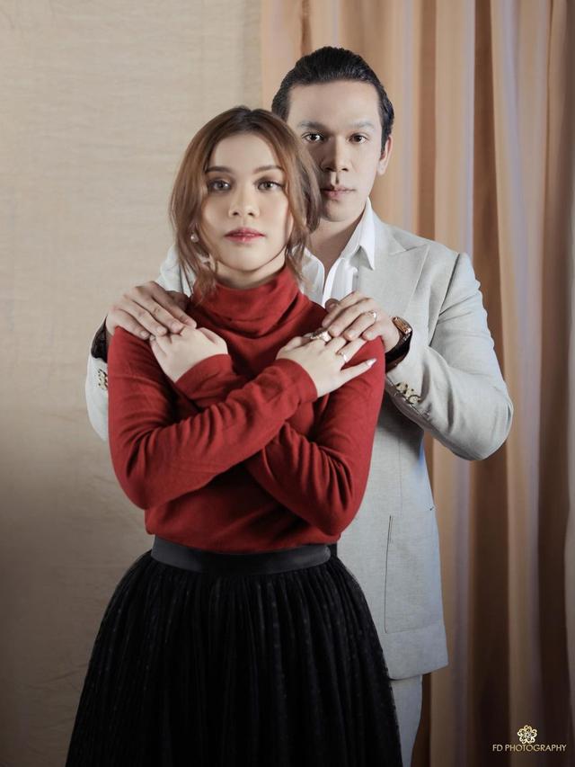 5 Gaya Pemotretan Terbaru Jordi Onsu dan Frislly Herlind, Bak Prewedding