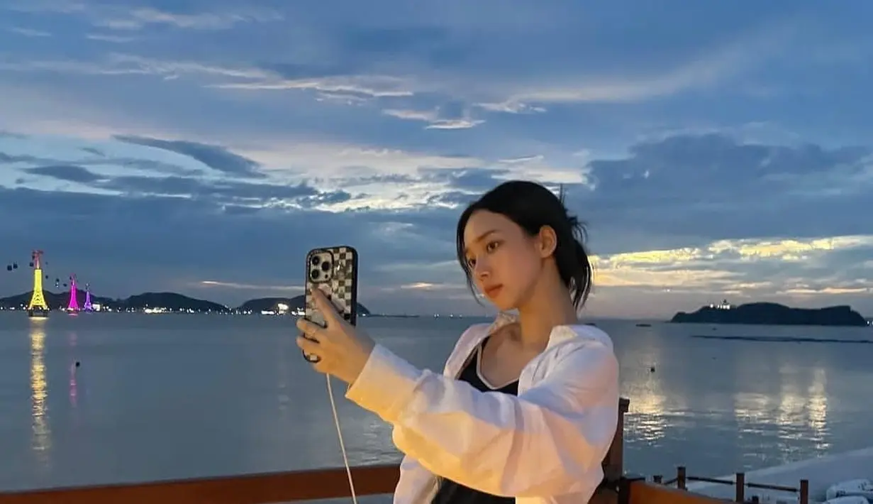 Untuk pilihan outfit terakhir cocok untuk yang suka look sedikit boyish. Tank top yang dibalut dengan white oversized shirt terlihat sedikit basic, maka dari itu kamu bisa memakai cargo pants untuk memberi sentuhan tomboy dan kece. [@aespa_official]

Penulis : Auliani Faiziah Haspari