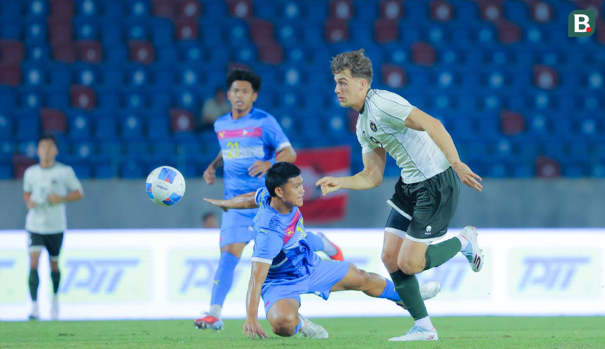 Pemain Timnas Indonesia U-22, Mauro Zijlstra, berusaha melewati pemain Filipina U-22 pada laga Grup C SEA Games 2025 di 700th Anniversary Stadium, Senin (8/12/2025). (Bola.com/Bagaskara Lazuardi)