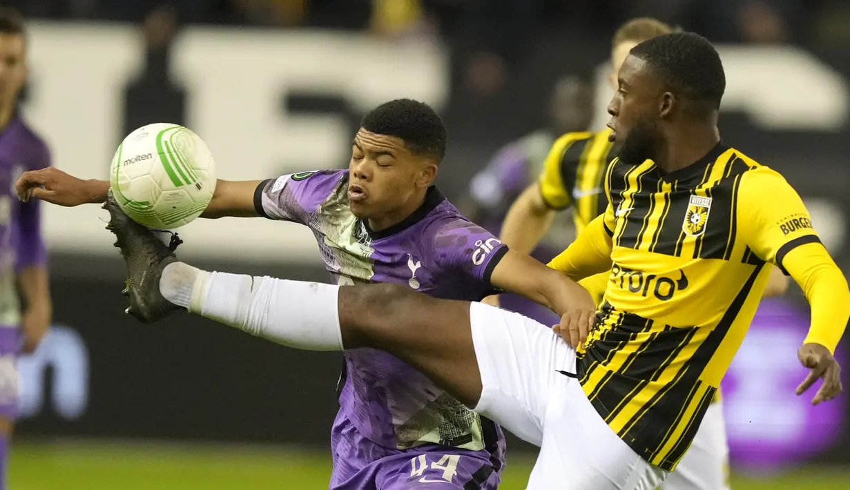 Penyerang Tottenham Hotspur, Dane Scarlett (kiri) berebut bola dengan gelandang Vitesse Arnhem, Riechedly Bazoer pada matchday ketiga Grup G Europa Conference League 2021/2022 di Stadion Gelredome, Kamis (21/10/2021). Tottenham menelan kekalahan 0-1 di markas Vitesse Arnhem. (AP Photo/Peter Dejong)