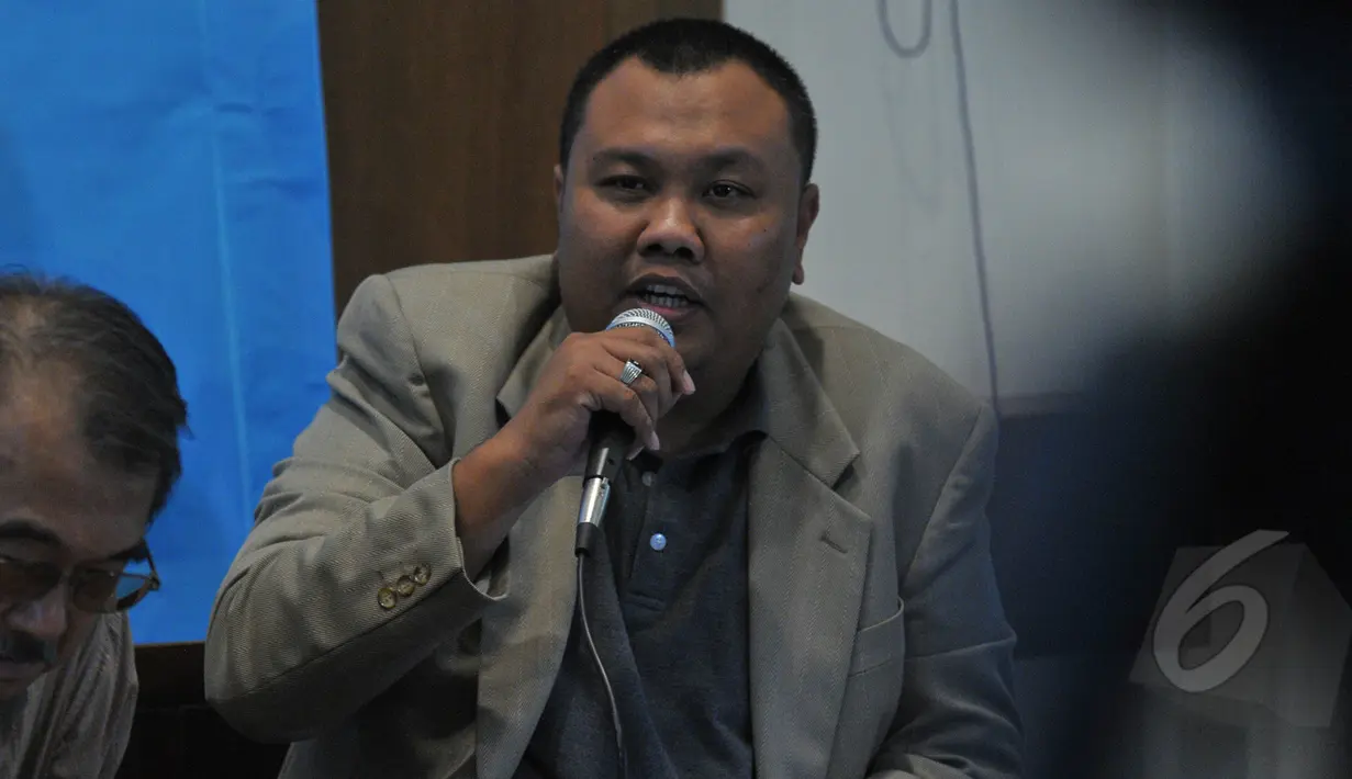 Pengamat Politik Hendri Satrio saat menjadi pembicara dalam diskusi ekonomi politik di Jakarta, Minggu (24/5/2015). Diskusi tersebut mengangkat tema Menagih Janji Kesejahteraan Daerah. (Liputan6.com/Herman Zakharia)