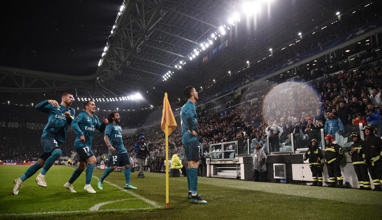 Striker Real Madrid, Cristiano Ronaldo, melakukan selebrasi usai mencetak gol ke gawang Juventus pada laga Liga Champions di Stadion Allianz, Selasa (3/4/2018). Juventus takluk 0-3 dari Real Madrid. (AFP/Marco Bertorello)