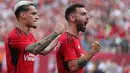 Manchester United terus menjaga hasil sempurna dalam laga pramusim 2023/2024 dengan sapu bersih tiga kemenangan. Kemenangan terakhir MU diraih atas Arsenal dengan skor 2-0 yang dilengkapi dengan kemenangan adu penalti 5-3 di MetLife Stadium, New Jersey, USA, Minggu (23/7/2023) pagi WIB. Sesuai regulasi penyelenggara, pertandingan dilanjutkan dengan babak adu penalti apapun hasil yang didapat pada laga normal. Dua gol kemenangan Setan Merah dicetak Bruno Fernandes pada menit ke-30 dan Jadon Sancho tujuh menit kemudian. Di babak adu penalti, semua penendang MU mampu mencetak gol, sementara satu penendang Arsenal gagal. (AFP/Getty Images/Al Bello)
