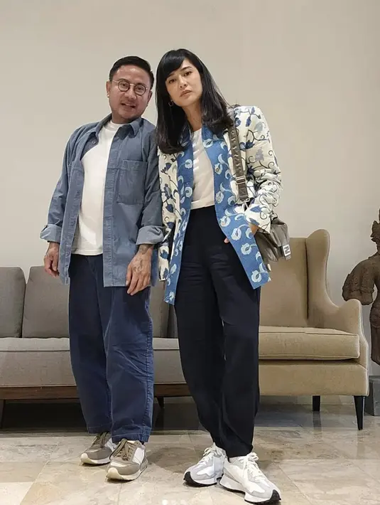 Kali ini, ia terlihat memukau dalam balutan blazer batik berpadu sneakers. [Foto: Instagram/ Dian Sastro]
