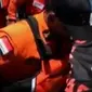 Satu lagi jenazah yang diduga korban Kapal Rafelia 2 ditemukan. Sementara itu pelarangan APTB melintas di Jakarta dikeluhkan para penumpang.