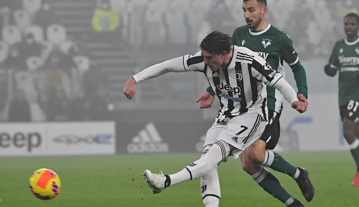 Meski ditekan terlebih dahulu oleh Hellas Verona di awal laga, Juventus justru lebih dahulu mendapatkan peluang pada menit ke-7. Tembakan Dusan Vlahovic dari luar kotak penalti masih mampu ditepis kiper Verona, Lorenzo Montipo. (AFP/Isabella Bonotto)