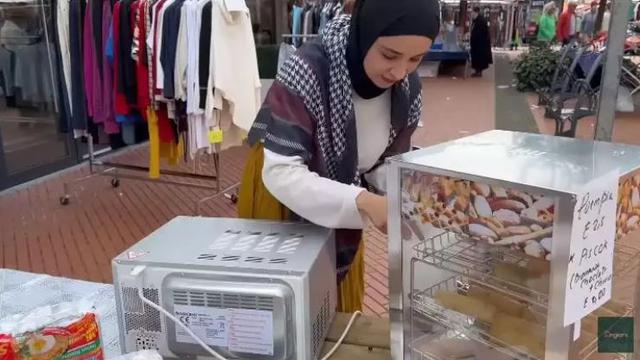 6 Potret Shireen Sungkar Bantu Ibunda Jualan Pisang Goreng di Belanda