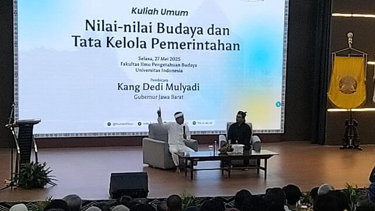 Jadi Dosen Tamu di UI, Dedi Mulyadi Tiba-Tiba Lepas Sepatu, Nyeker dan Naik Podium Beri Materi
