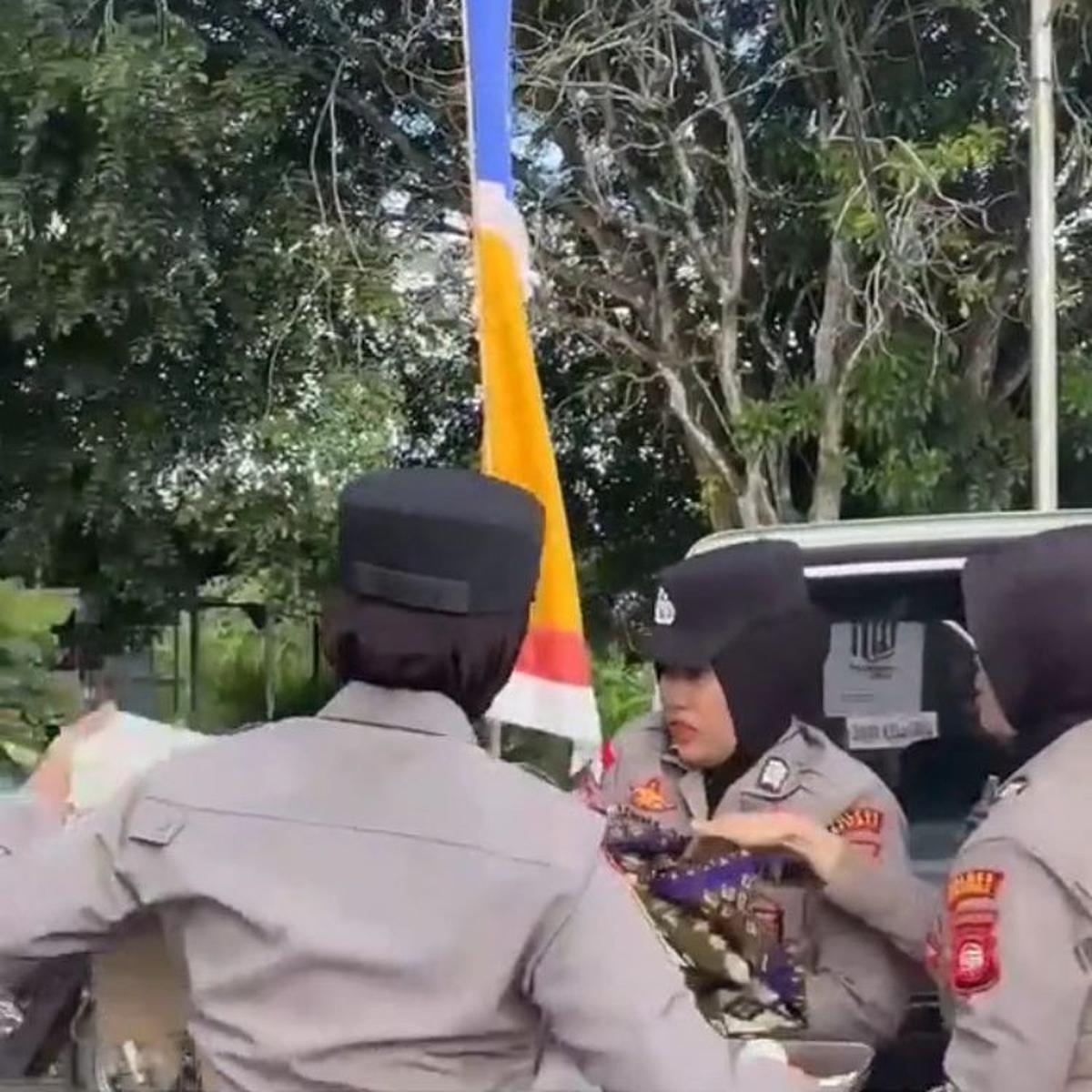 Aksi Heroik Polwan dan Satlantas Bantu Ibu Hamil yang Akan Melahirkan di Sambas, Viral