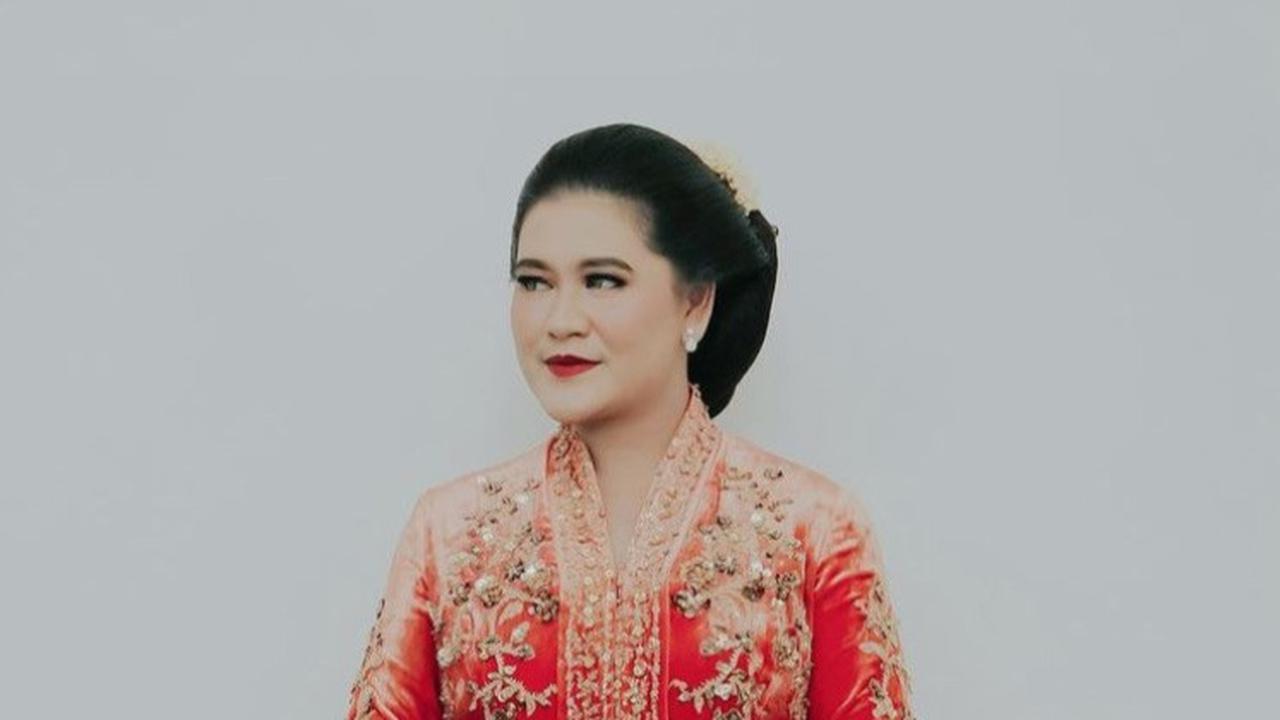 Kahiyang mulai terlihat sedikit demi sedikit kembali ramping sejak di pernikahan Kaesang dan Erina. Tampak proporsi lengannya saat berkebaya lebih kecil dari penampilan sebelumnya.