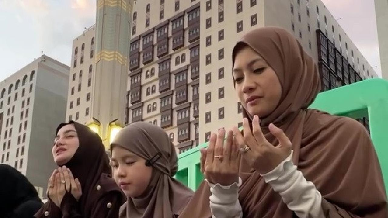 Momen Ririn Ekawati dan Rini Yulianti Bagi-Bagi Takjil Gratis di Masjid Nabawi saat Umrah