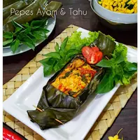 Sepiring pepes ayam tahu daun kemangi. (Liputan6.com/IG/rykamegah)