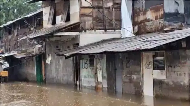 Permukiman warga Kampung Sawah, Kecamatan Cakung, Jakarta Timur, terendam banjir.
