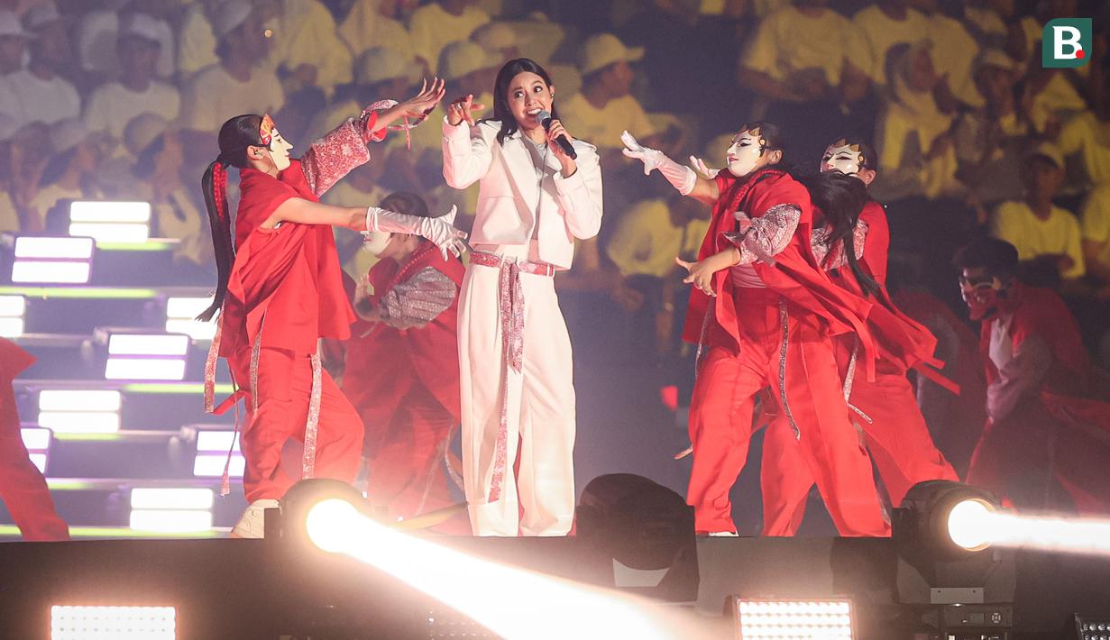 Penampilan penyanyi Aurelie Moeremans saat mengisi acara pembukaan Piala Dunia U-17 2023 di Stadion Gelora Bung Tomo, Surabaya, Jumat (10/11/2023) malam WIB. (Bola.com/Bagaskara Lazuardi)