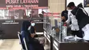 Anggota keluarga korban melaporkan diri di meja pendaftaran pengunjung di Lapas Kelas I Tangerang, Banten, Rabu (8/9/2021). Sebanyak 41 orang meninggal dunia akibat kebakaran yang terjadi di Lembaga Pemasyarakatan (Lapas) Kelas 1 Tangerang pada Rabu dini hari. (AP Photo/Tatan Syuflana)