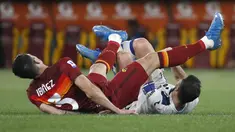 Bek AS Roma, Roger Ibanez saat melanggar gelandang Atalanta, Remo Freuler pada pertandingan lanjutan Liga Serie A Italia di Stadion Olimpiade Roma, Italia, Jumat (23/4/2021). AS Roma bermain atas Atalanta 1-1. (AP Photo/Alessandra Tarantino)