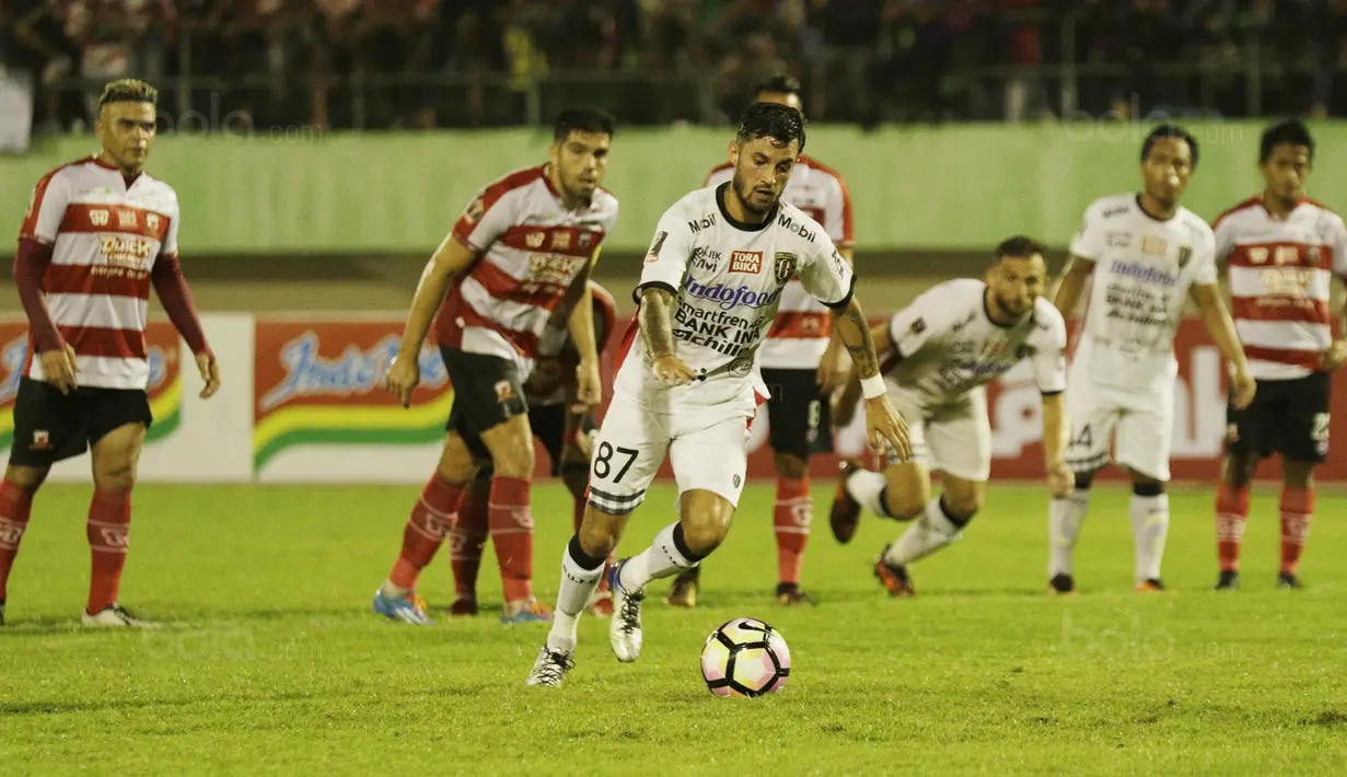 3. Stefano Lilipaly (Gelandang) - Pemain yang beroperasi sebagai gelandang serang ini merupakan salah satu kandidat pencetak gol terbanyak di Piala Presdien. Kecepatan dan akurasi tendanganya sangat mematikan lawan. (Bola.com/M Iqbal Ichsan)