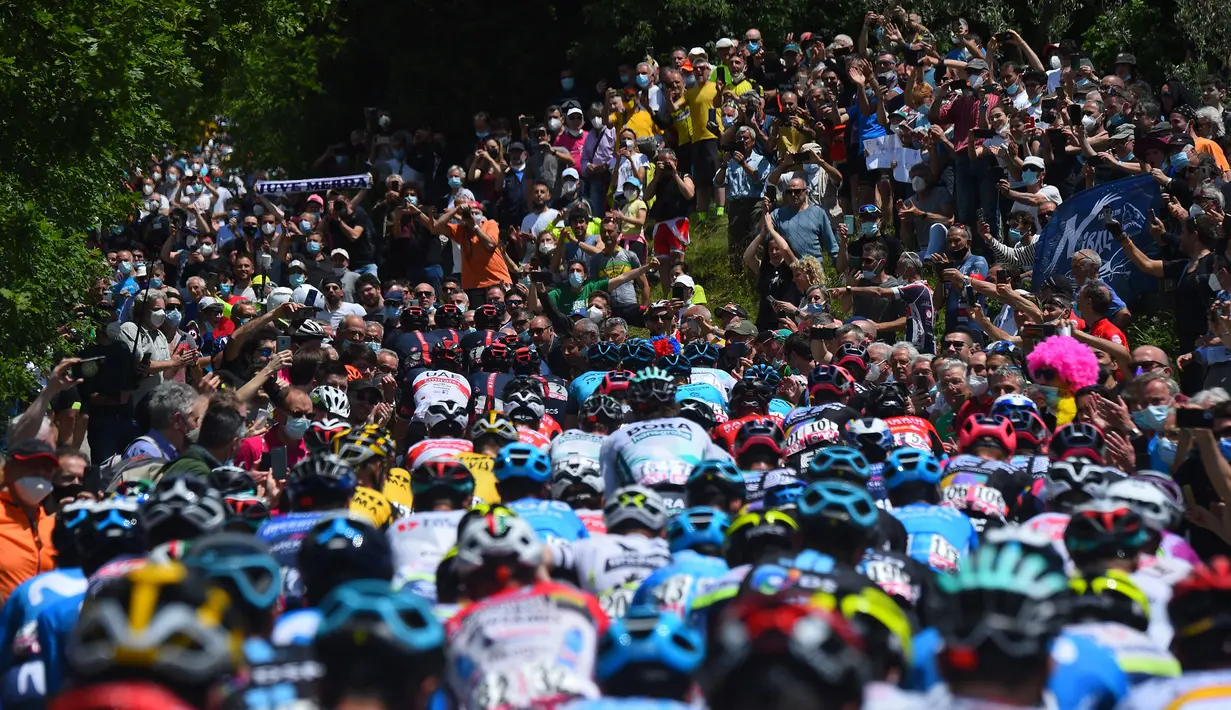 Para penonton menyemangati para pembalap yang melintas di Monte Morello, dekat Florence, Tuscany pada etape ke-12 Tour Balap Sepeda Giro d'Italia 2021 antara Siena, Tuscany dan Bagno di Romagna sejauh 212 km, Kamis (20/5/2021). (AFP/Dario Belingheri)