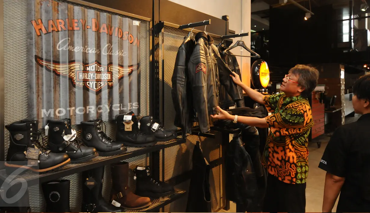 Penggemar motor melihat asesoris Harley Davidson di PT Mabua Motor Indonesia, Jakarta, Kamis (11/2/2016). Sejak 31 Desember 2015, PT Mabua Motor Indonesia memutuskan tidak memperpanjang kontrak keagenan Harley Davidson. (Liputan6.com/Helmi Fithriansyah)