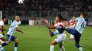 Pemain Argentina, Ramiro Funes Mori (kanan) menghalau bola dari kejaran pemain Peru,Paolo Guerrero (kanan) pada laga  pada laga kualifikasi di Nacional Stadium, Lima, Peru. (REUTERS/Mariana Bazo)