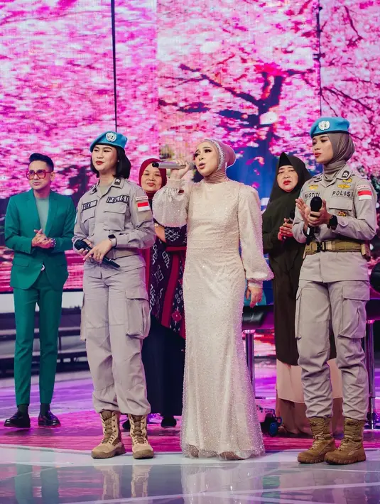 Sejumlah sahabat artis tampak terkejut melihat perubahan postur tubuh Melly. Seperti kata Andien. "Mbakk sumpah terkurus yg pernah adaa," kata dia. (Foto: Instagram/ melly_goeslaw)