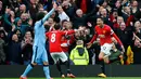 Bek Manchester United, Chris Smalling (kanan)merayakan selebrasi usai mencetak gol ke gawang City saat Laga Liga Premier Inggris di Old Trafford, Minggu (12/4/2015). Manchester United menang 4-2 atas City. (Reuters/Darren Staples)
